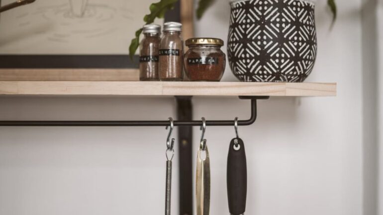 DIY rangements suspendus cuisine : optimiser l'espace